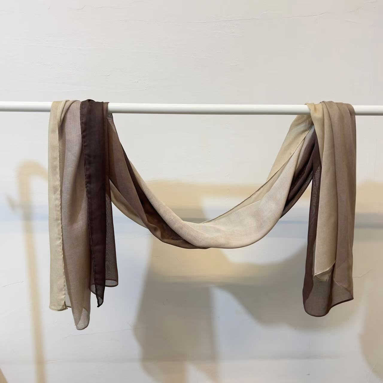 New Modal printed long scarves are bestsellers, autumn and winter new silk scarves and ethnic headscarves are soft and versatile in gradient colors hijab