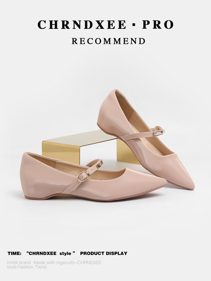 The first series is a fairy-style nude pointed shallow flat single, feminine temperament, with a one-line buckle and a heightened Mary Jane shoe